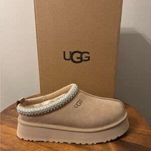 NEW Women's UGG SAND Tazz
Platform Slippers Shoes - Women's
Size 9